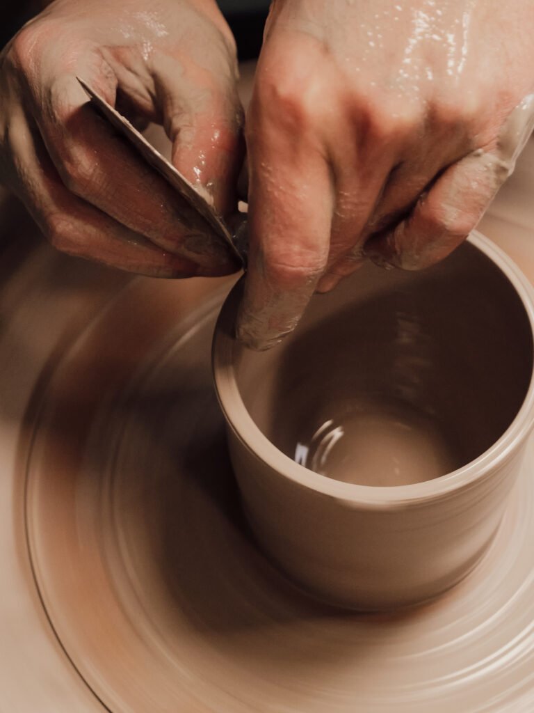 mug céramique assiettes céramiques objet en céramique poterie et céramique poterie et céramique Créations Debrincat Artisanat unique Expérience culinaire Esthétique pratique Moments inoubliables Univers créatif Créations artisanales Éco-responsable Bio Vegan Céramique Poterie Style personnalisé Passion culinaire Art authentique Respect de l'environnement Artisanat éthique Produits uniques Cuisine responsable made in france fait mains fait en france