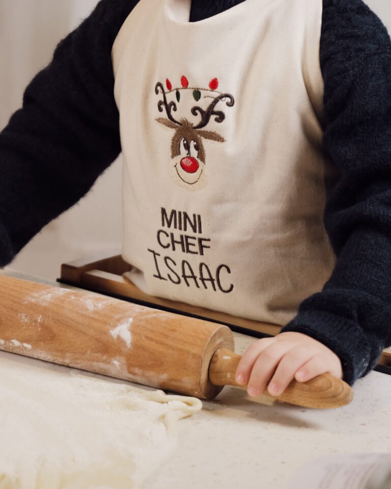 Tablier personnalisable Créations Debrincat Artisanat unique Expérience culinaire Esthétique pratique Moments inoubliables Univers créatif Créations artisanales Éco-responsable Bio Vegan Céramique Poterie Style personnalisé Passion culinaire Art authentique Respect de l'environnement Artisanat éthique Produits uniques Cuisine responsable