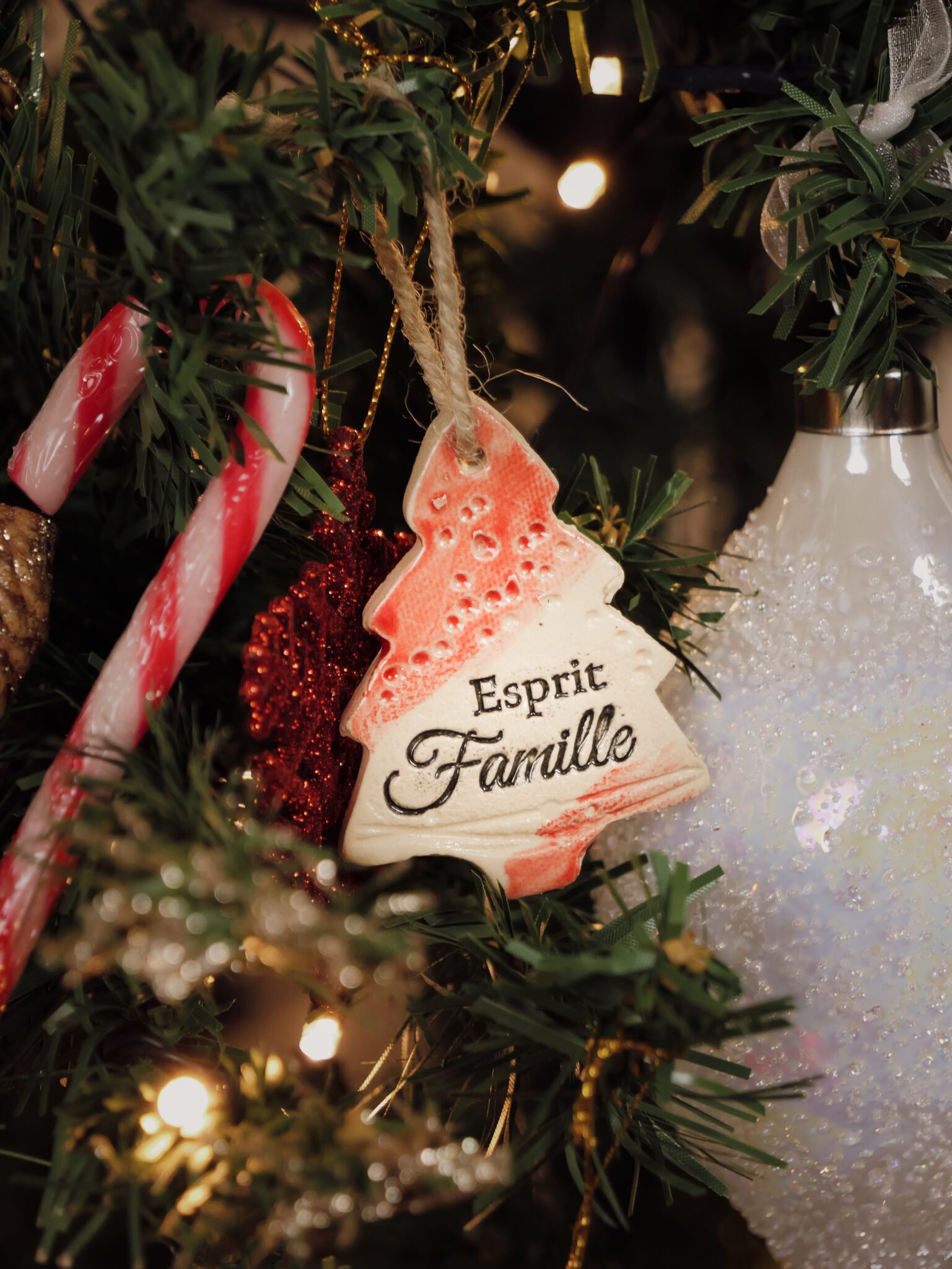 Ornement Sapin en Céramique, une décoration exceptionnelle qui se transforme en un souvenir unique.
Chaque Ornement Sapin, minutieusement façonné en céramique, ajoute une touche spéciale à votre arbre de Noël. Personnalisez-le avec un nom, une date ou un message pour créer une œuvre unique et significative.
Commandez dès maintenant cet ornement personnalisable pour créer une pièce spéciale qui réchauffera les cœurs à chaque Noël.
