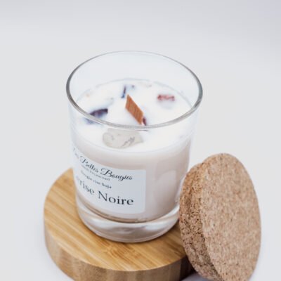 bougie huile essentielles bougie naturelle bougie bien etre bougie vegan bougie artisanale bougie fait maison bougie française bougie made in france bougie parfumé Expérience sensorielle Délicatesse florale Arôme envoûtant Rose en épanouissement Fragrance exceptionnelle Aromathérapie Ambiance chaleureuse Éveil des sens Bien-être olfactif Parfum délicieux Création olfactive odeur naturelle bougie vegan bougie bio huiles essentielle bougie bien etre