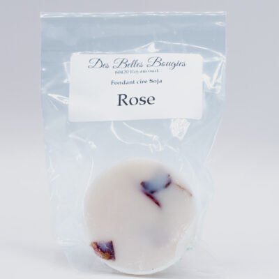 bougie produits naturels Fondant parfumé Expérience sensorielle Délicatesse florale Arôme envoûtant Rose en épanouissement Fragrance exceptionnelle Aromathérapie Ambiance chaleureuse Éveil des sens Bien-être olfactif Parfum délicieux Création olfactive