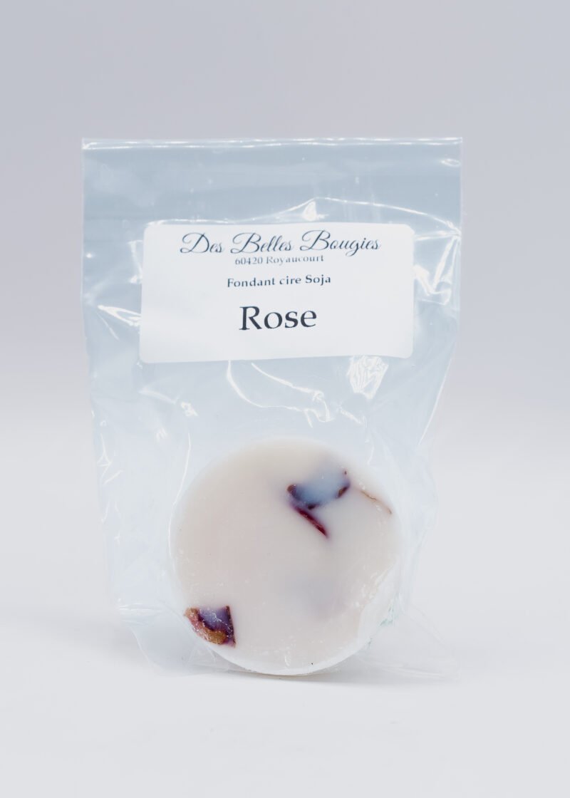 bougie produits naturels Fondant parfumé Expérience sensorielle Délicatesse florale Arôme envoûtant Rose en épanouissement Fragrance exceptionnelle Aromathérapie Ambiance chaleureuse Éveil des sens Bien-être olfactif Parfum délicieux Création olfactive