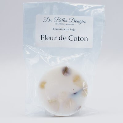bougie produits naturels Fondant parfumé Expérience sensorielle Délicatesse florale Arôme envoûtant Rose en épanouissement Fragrance exceptionnelle Aromathérapie Ambiance chaleureuse Éveil des sens Bien-être olfactif Parfum délicieux Création olfactive