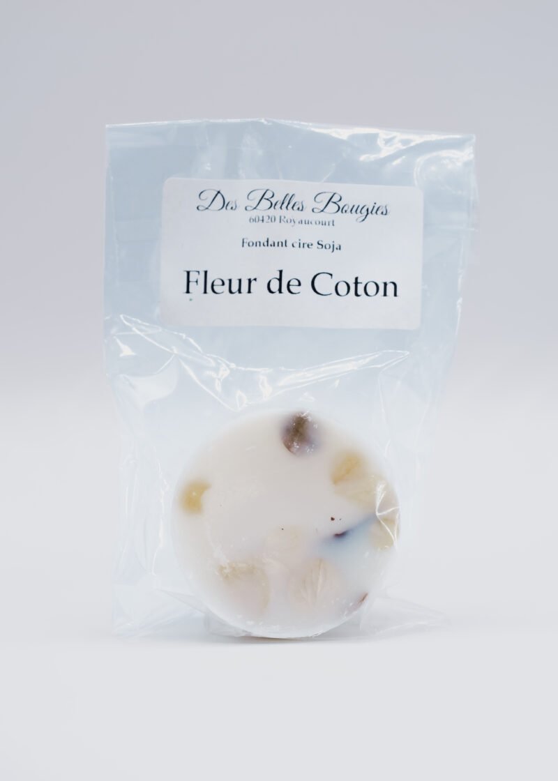 bougie produits naturels Fondant parfumé Expérience sensorielle Délicatesse florale Arôme envoûtant Rose en épanouissement Fragrance exceptionnelle Aromathérapie Ambiance chaleureuse Éveil des sens Bien-être olfactif Parfum délicieux Création olfactive