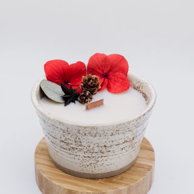 bougie produits naturels Fondant parfumé Expérience sensorielle Délicatesse florale Arôme envoûtant Rose en épanouissement Fragrance exceptionnelle Aromathérapie Ambiance chaleureuse Éveil des sens Bien-être olfactif Parfum délicieux Création olfactive