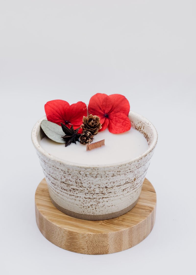 bougie produits naturels Fondant parfumé Expérience sensorielle Délicatesse florale Arôme envoûtant Rose en épanouissement Fragrance exceptionnelle Aromathérapie Ambiance chaleureuse Éveil des sens Bien-être olfactif Parfum délicieux Création olfactive