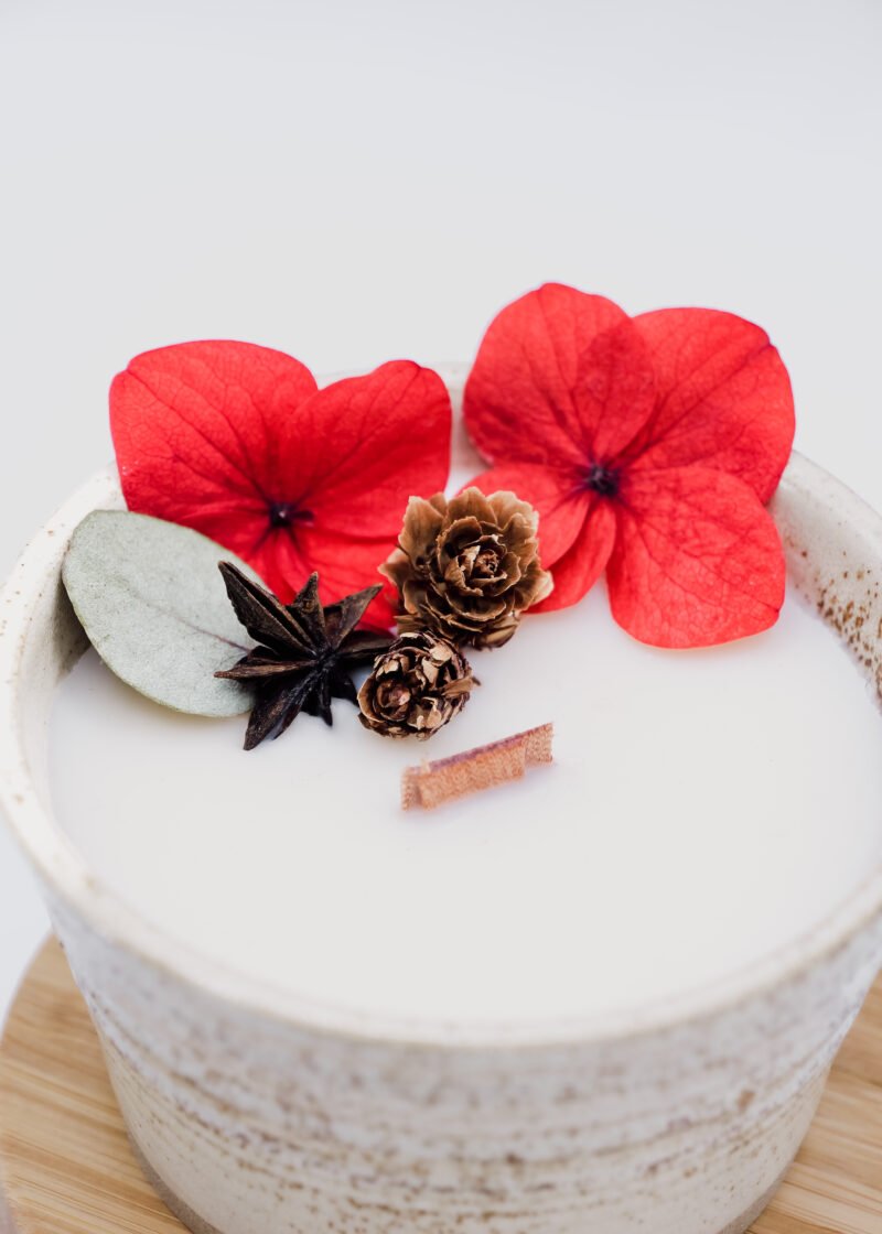 bougie produits naturels Fondant parfumé Expérience sensorielle Délicatesse florale Arôme envoûtant Rose en épanouissement Fragrance exceptionnelle Aromathérapie Ambiance chaleureuse Éveil des sens Bien-être olfactif Parfum délicieux Création olfactive produits naturels