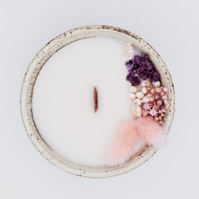 bougie produits naturels bougie naturelle bougie bio bougie fait mains bougie fait maison bougie made in France bougie parfumée Expérience sensorielle Délicatesse florale Arôme envoûtant Rose en épanouissement Fragrance exceptionnelle Aromathérapie Ambiance chaleureuse Éveil des sens Bien-être olfactif Parfum délicieux Création olfactive