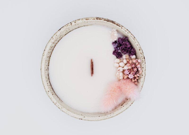 bougie produits naturels bougie naturelle bougie bio bougie fait mains bougie fait maison bougie made in France bougie parfumée Expérience sensorielle Délicatesse florale Arôme envoûtant Rose en épanouissement Fragrance exceptionnelle Aromathérapie Ambiance chaleureuse Éveil des sens Bien-être olfactif Parfum délicieux Création olfactive