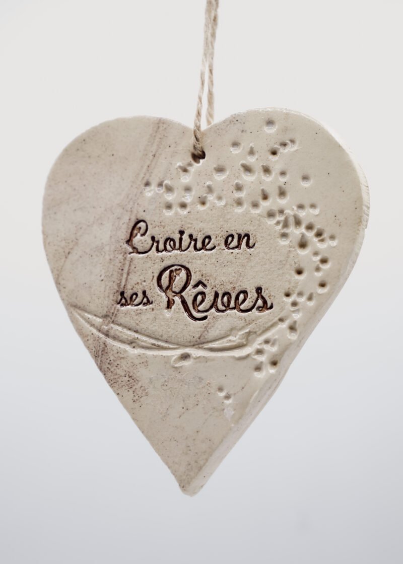 Décoration Ornement Cadeau personnalisé Objet festif Noël Céramique Cœur Sapin de Noël Élégance Souvenir Personnalisable Pièce unique Esprit festif Création soignée Ambiance de Noël Amour Célébration Tradition Créativité Commande personnalisée