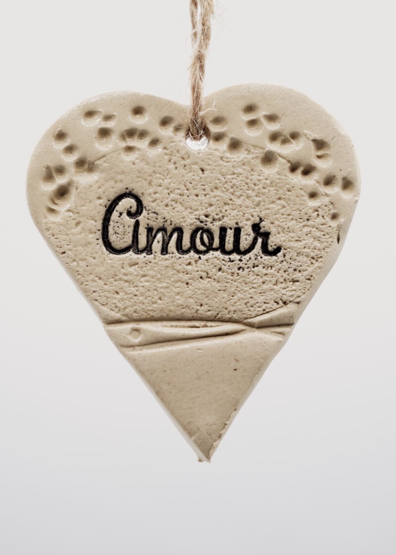 Décoration Ornement Cadeau personnalisé Objet festif Noël Céramique Cœur Sapin de Noël Élégance Souvenir Personnalisable Pièce unique Esprit festif Création soignée Ambiance de Noël Amour Célébration Tradition Créativité Commande personnalisée