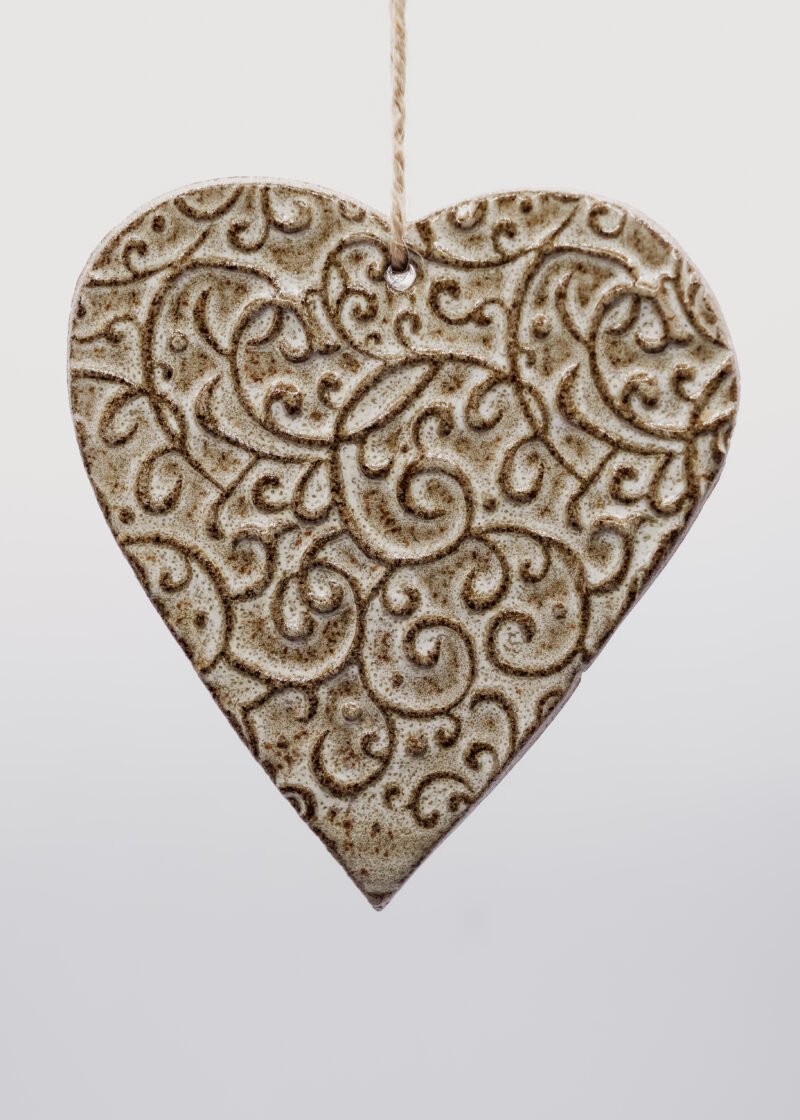 Décoration Ornement Cadeau personnalisé Objet festif Noël Céramique Cœur Sapin de Noël Élégance Souvenir Personnalisable Pièce unique Esprit festif Création soignée Ambiance de Noël Amour Célébration Tradition Créativité Commande personnalisée