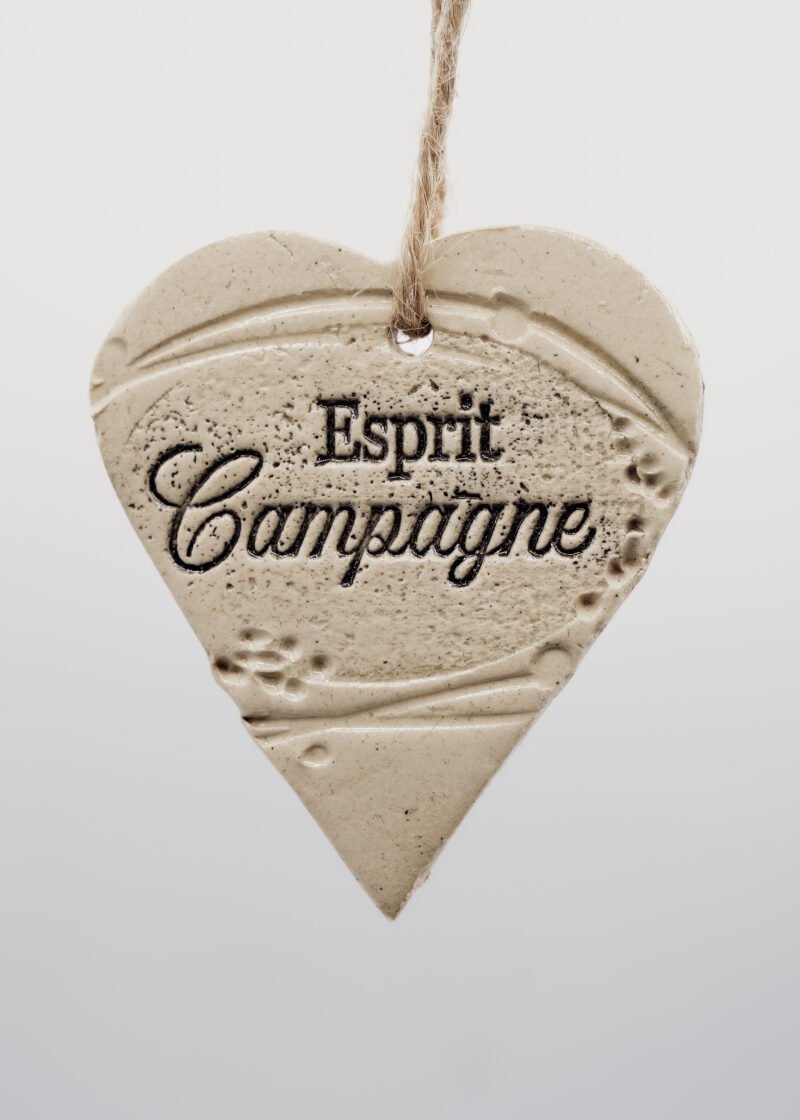 Décoration Ornement Cadeau personnalisé Objet festif Noël Céramique Cœur Sapin de Noël Élégance Souvenir Personnalisable Pièce unique Esprit festif Création soignée Ambiance de Noël Amour Célébration Tradition Créativité Commande personnalisée
