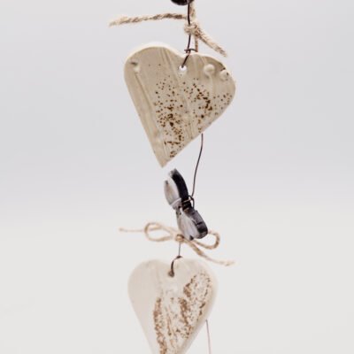 Guirlande céramique Création artisanale Décoration intérieure Élément fait main Art céramique Pièce unique Objet décoratif Cadeau artisanal Élégance subtile Décoration artisanale Guirlande personnalisée Céramique artistique Décoration fait main
