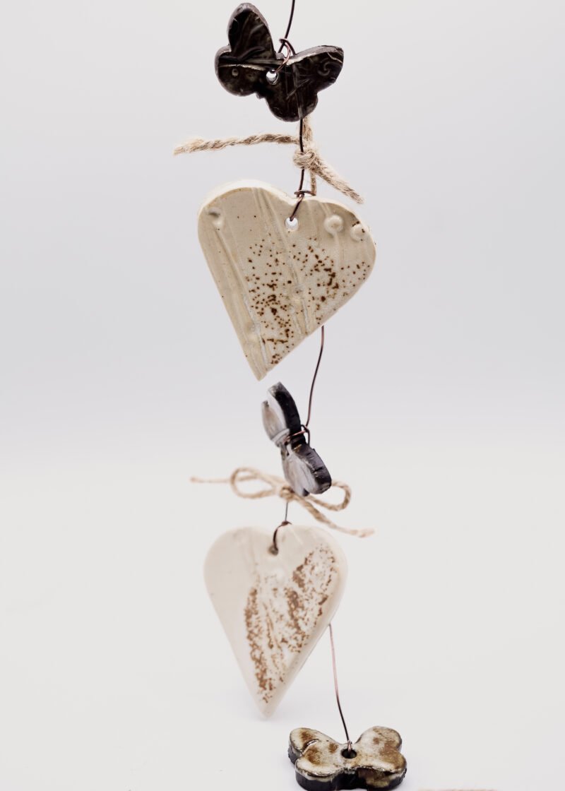Guirlande céramique Création artisanale Décoration intérieure Élément fait main Art céramique Pièce unique Objet décoratif Cadeau artisanal Élégance subtile Décoration artisanale Guirlande personnalisée Céramique artistique Décoration fait main