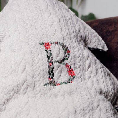 Coussin Noël personnalisable Décoration de Noël sur mesure Coussin sapin de Noël Idées cadeaux personnalisés pour Noël Textile de Noël personnalisé Décoration intérieure festive Créations uniques pour Noël Cadeaux personnalisés pour les fêtes Coussins décoratifs sur mesure Personnalisation d'articles de Noël Rouge de Noël Idées cadeaux originales pour les fêtes Ambiance festive à la maison Coussin rouge personnalisé Noël à votre image Décoration personnalisée pour les fêtes