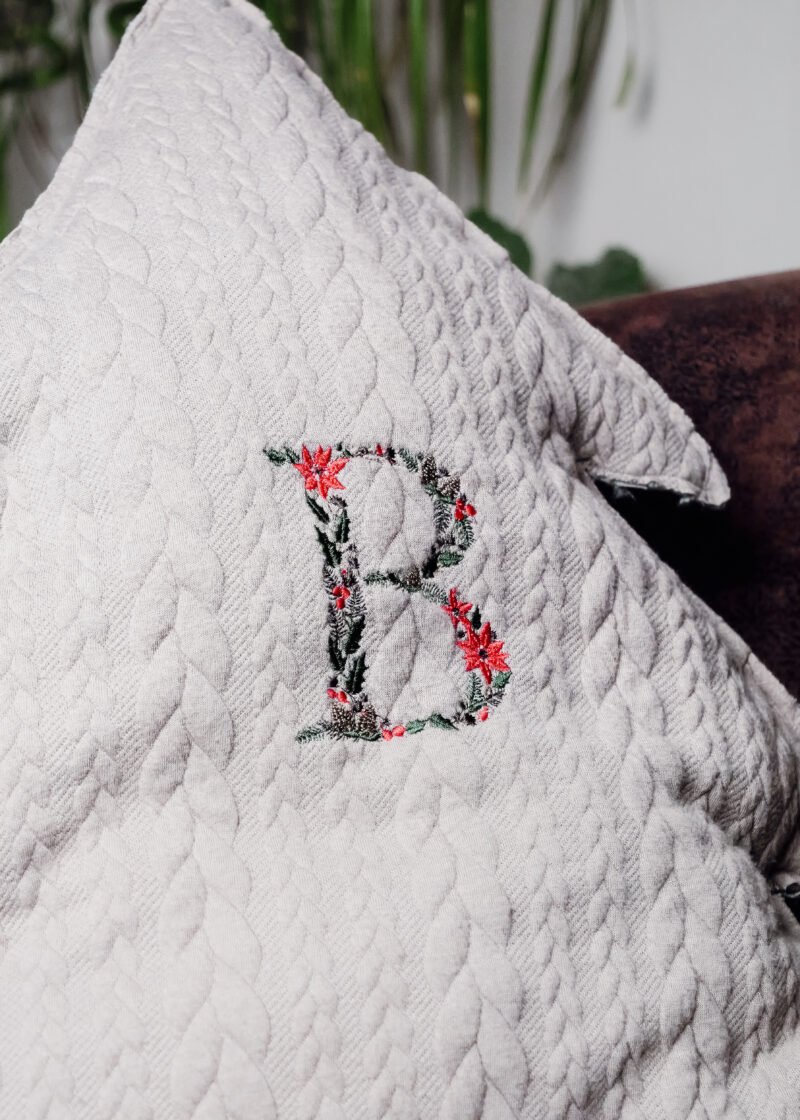 Coussin Noël personnalisable Décoration de Noël sur mesure Coussin sapin de Noël Idées cadeaux personnalisés pour Noël Textile de Noël personnalisé Décoration intérieure festive Créations uniques pour Noël Cadeaux personnalisés pour les fêtes Coussins décoratifs sur mesure Personnalisation d'articles de Noël Rouge de Noël Idées cadeaux originales pour les fêtes Ambiance festive à la maison Coussin rouge personnalisé Noël à votre image Décoration personnalisée pour les fêtes
