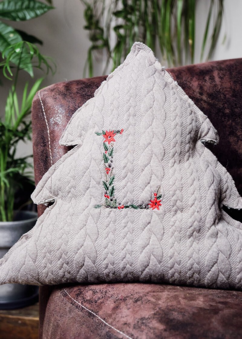 Coussin Noël personnalisable Décoration de Noël sur mesure Coussin sapin de Noël Idées cadeaux personnalisés pour Noël Textile de Noël personnalisé Décoration intérieure festive Créations uniques pour Noël Cadeaux personnalisés pour les fêtes Coussins décoratifs sur mesure Personnalisation d'articles de Noël Rouge de Noël Idées cadeaux originales pour les fêtes Ambiance festive à la maison Coussin rouge personnalisé Noël à votre image Décoration personnalisée pour les fêtes